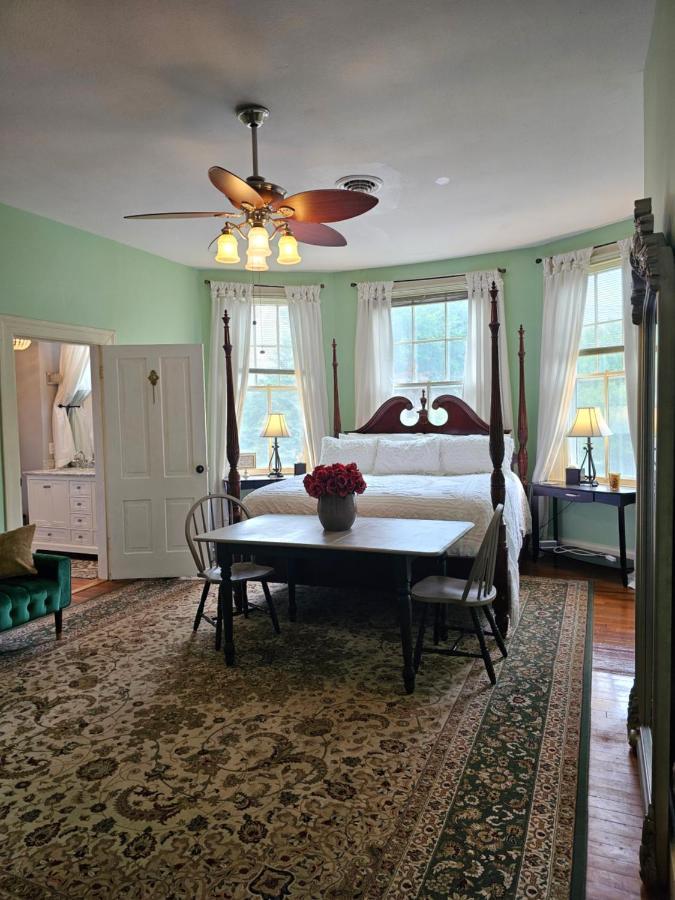 Winridge Manor Bed & Breakfast Madison Heights Room photo